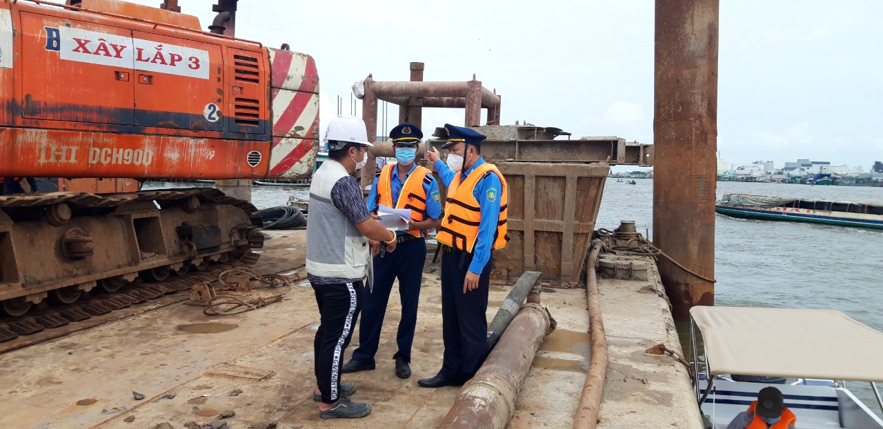 Đội Thanh tra - An toàn số 8 tăng cường công tác  kiểm tra thi công công trình trên đường thủy nội địa